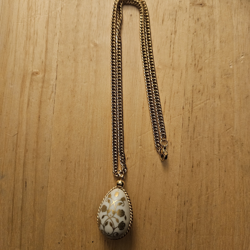 Elegant Gold and White Pendant Necklace